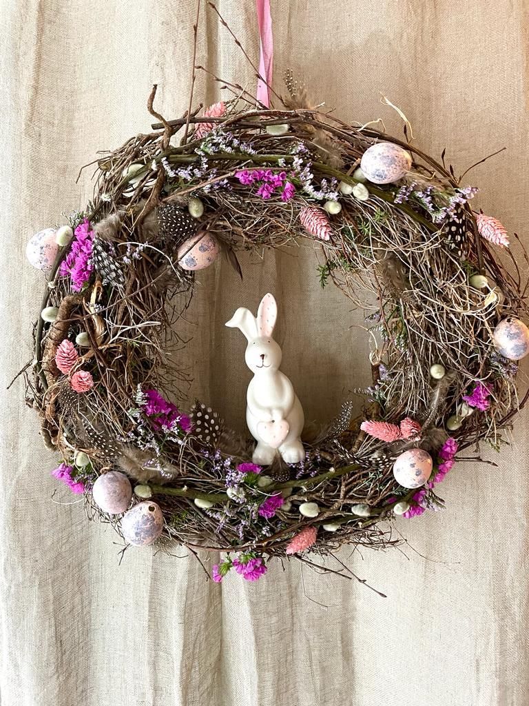 Une couronne avec un lapin au milieu est accrochée au mur.