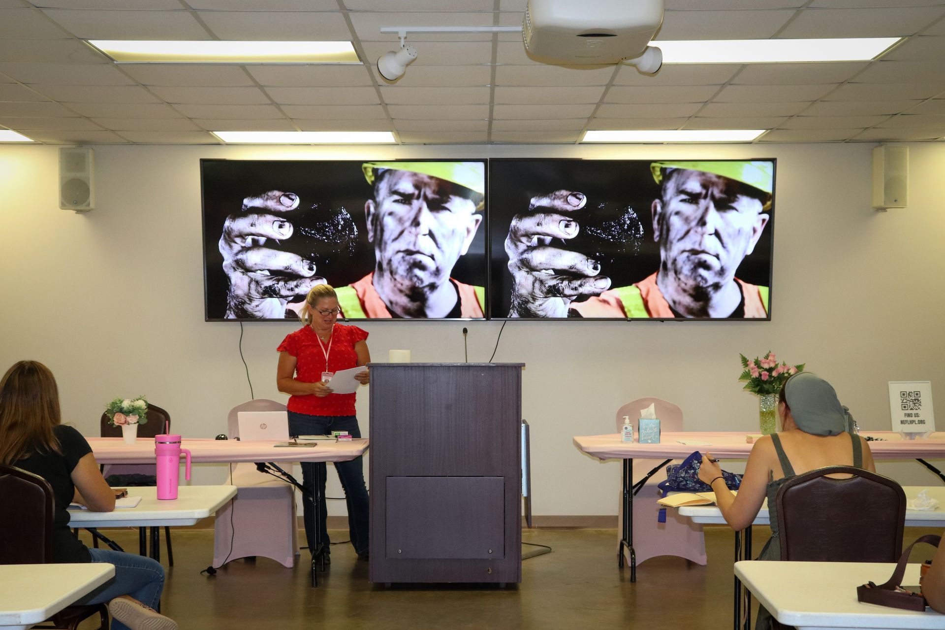 dual screens at Neflhpl