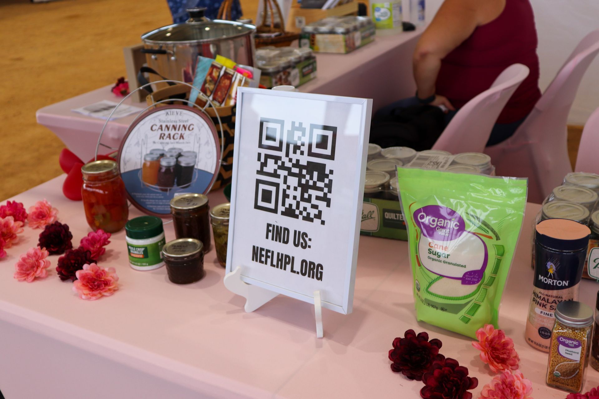 A table with a sign that says `` find us : keflapl.org '' on it.