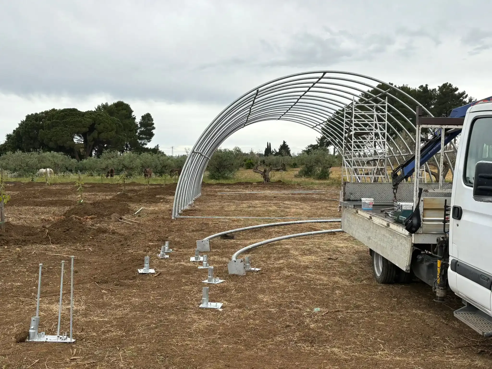 Tetto con ringhiera in metallo, vista sul paesaggio, cielo luminoso, edificio bianco.