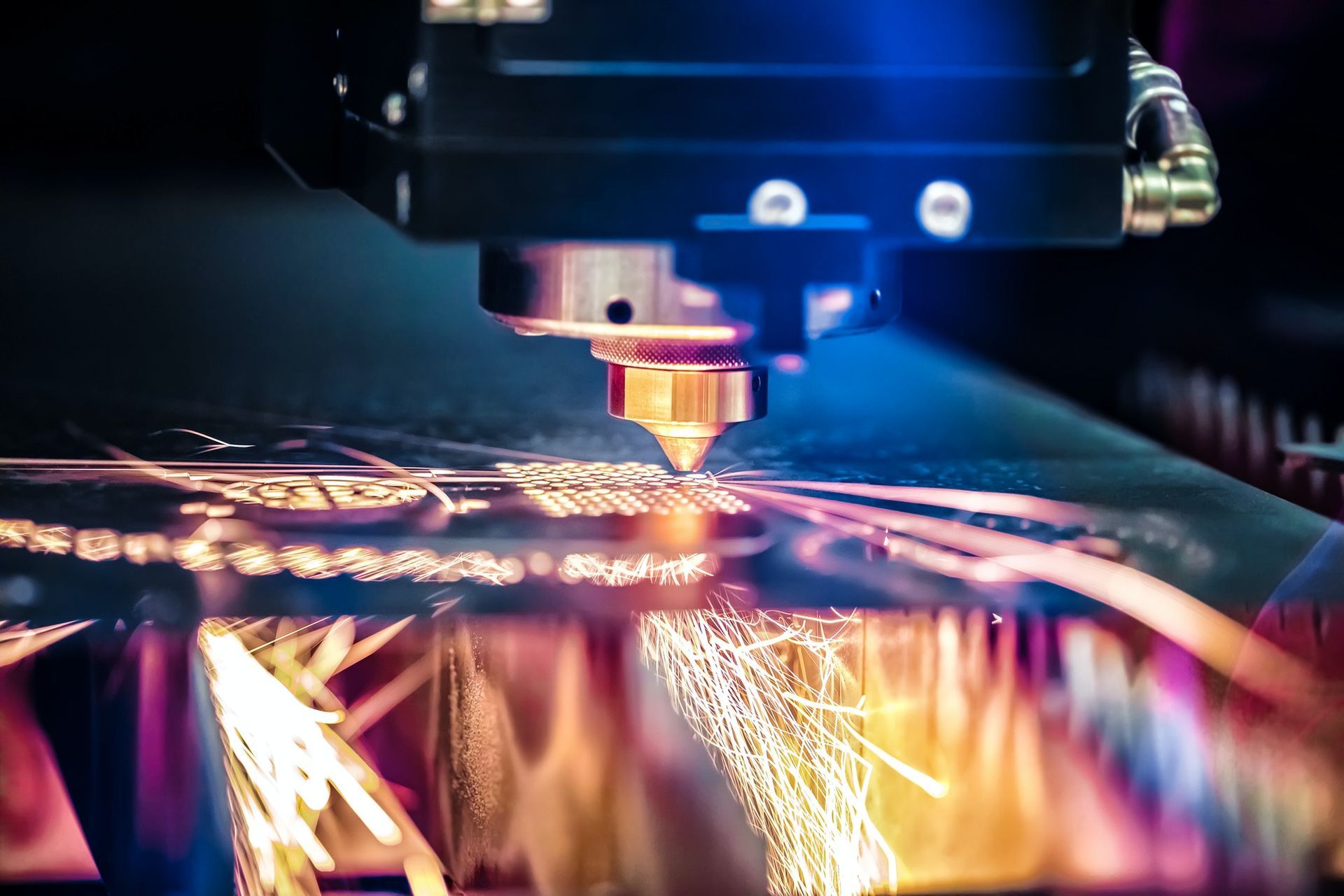 Taglio laser del metallo, scintille che volano, macchinari in funzione.