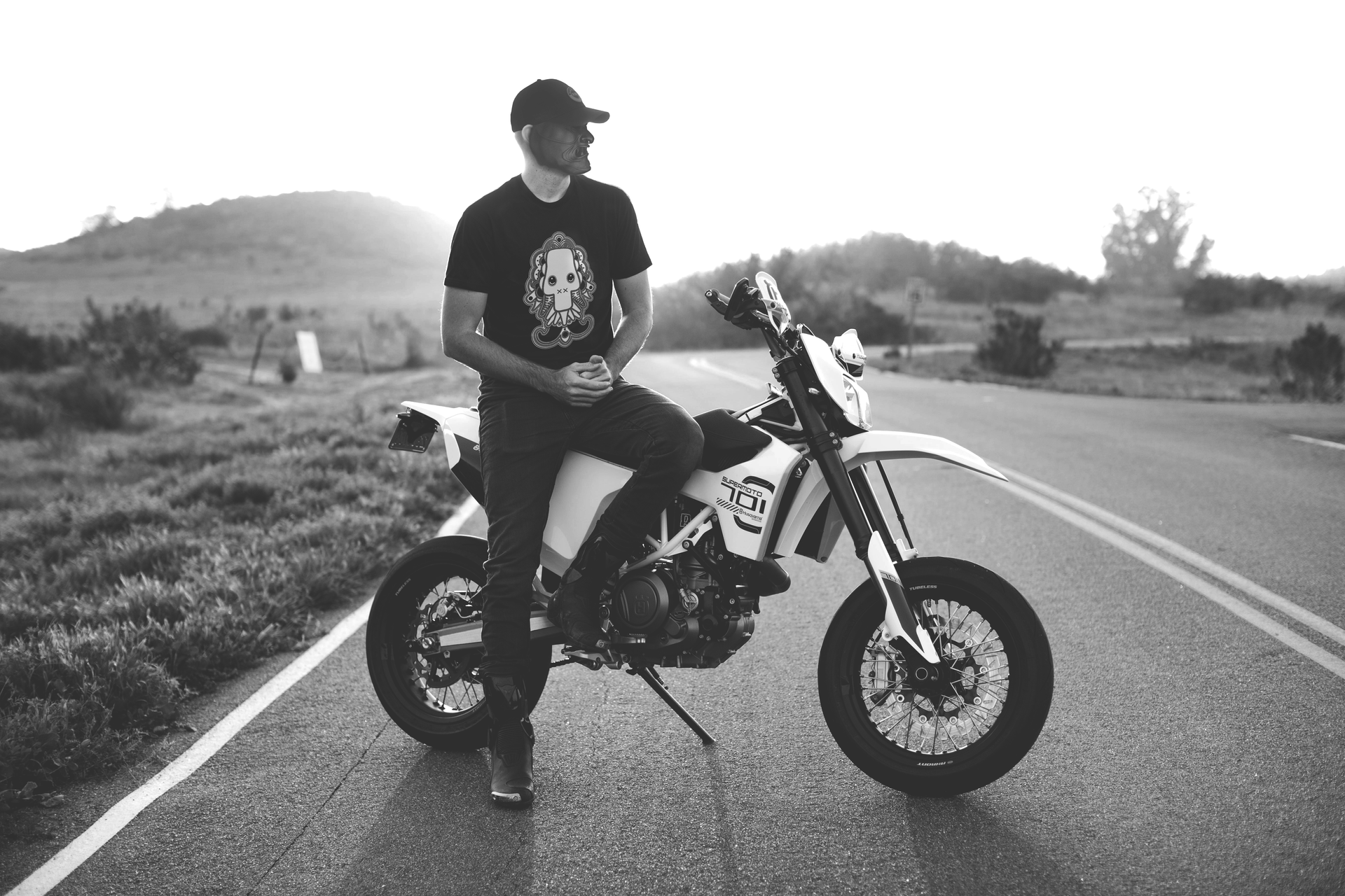 Imagen camiseta Calavera. Modelo en moto.