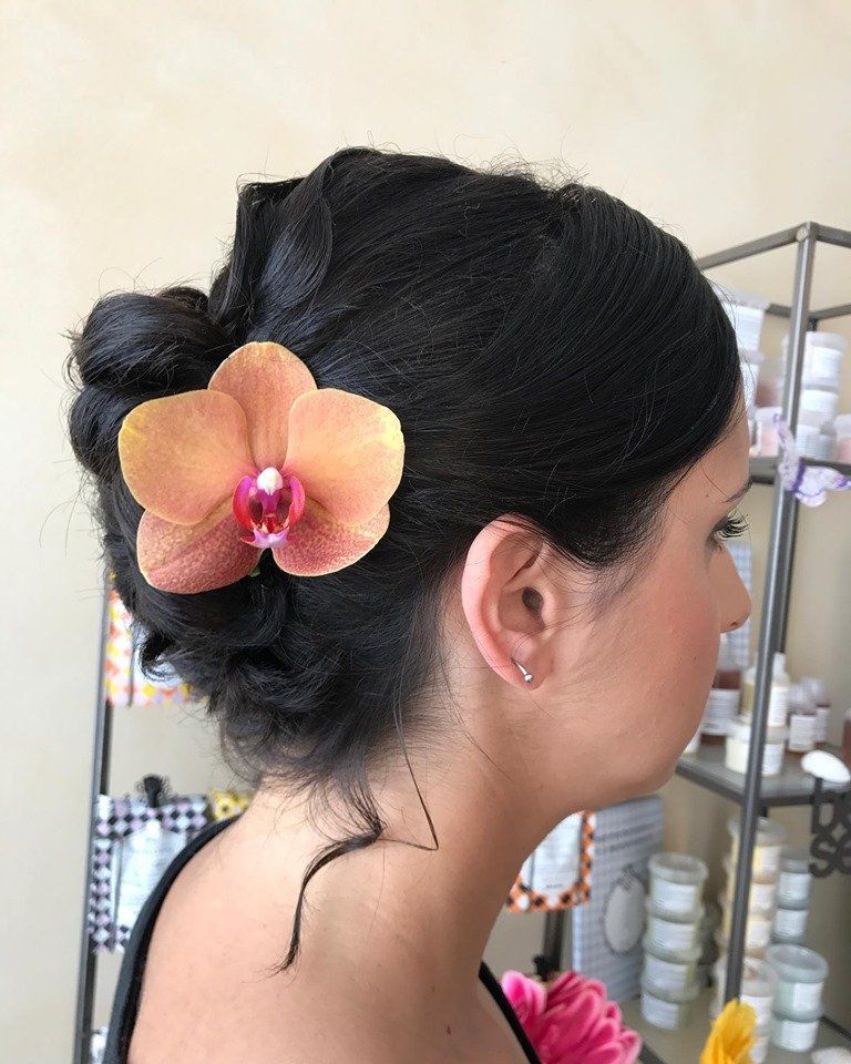 Acconciatura con fiore