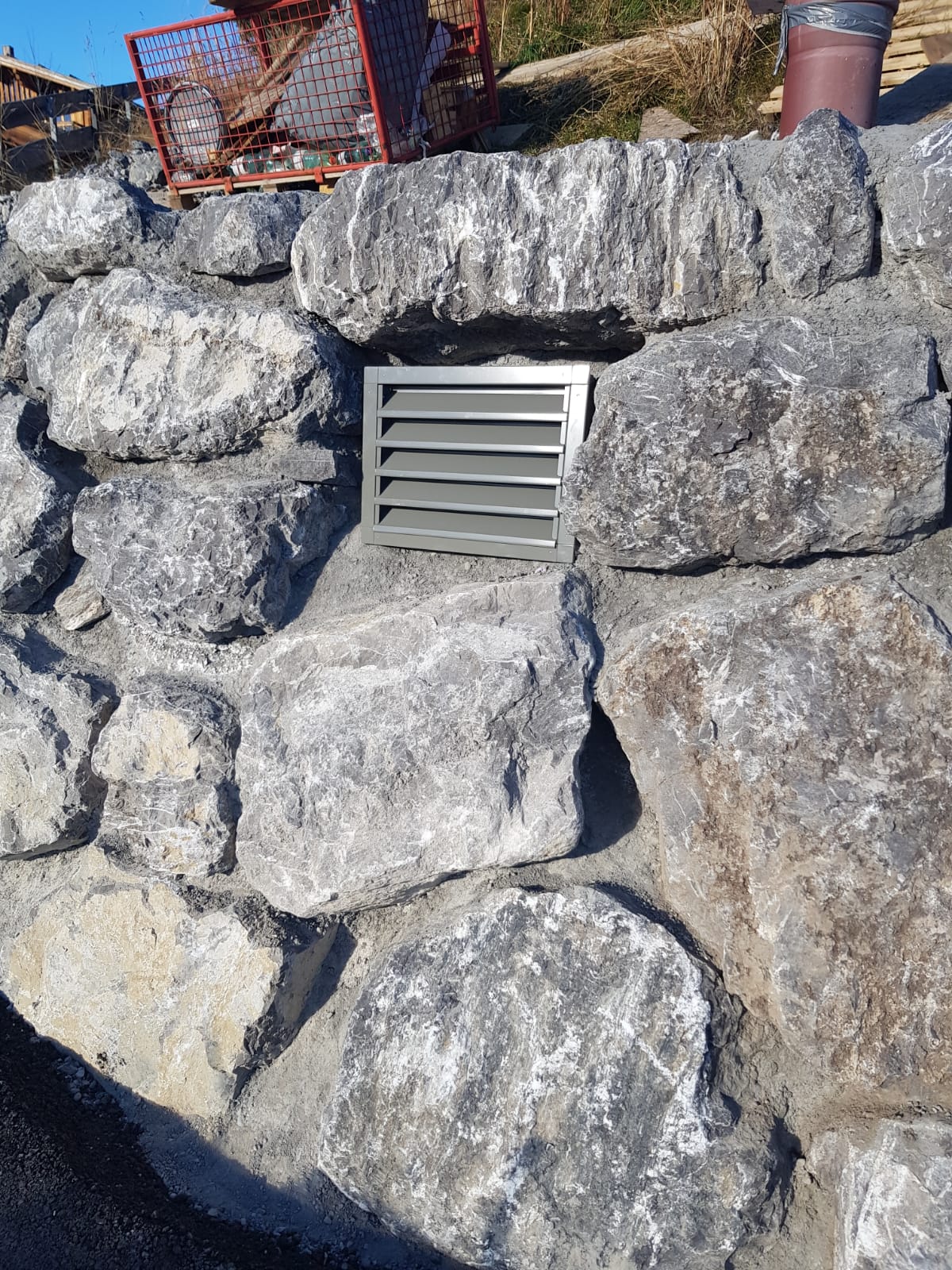 Lüftungsschlitze in einer Steinmauer