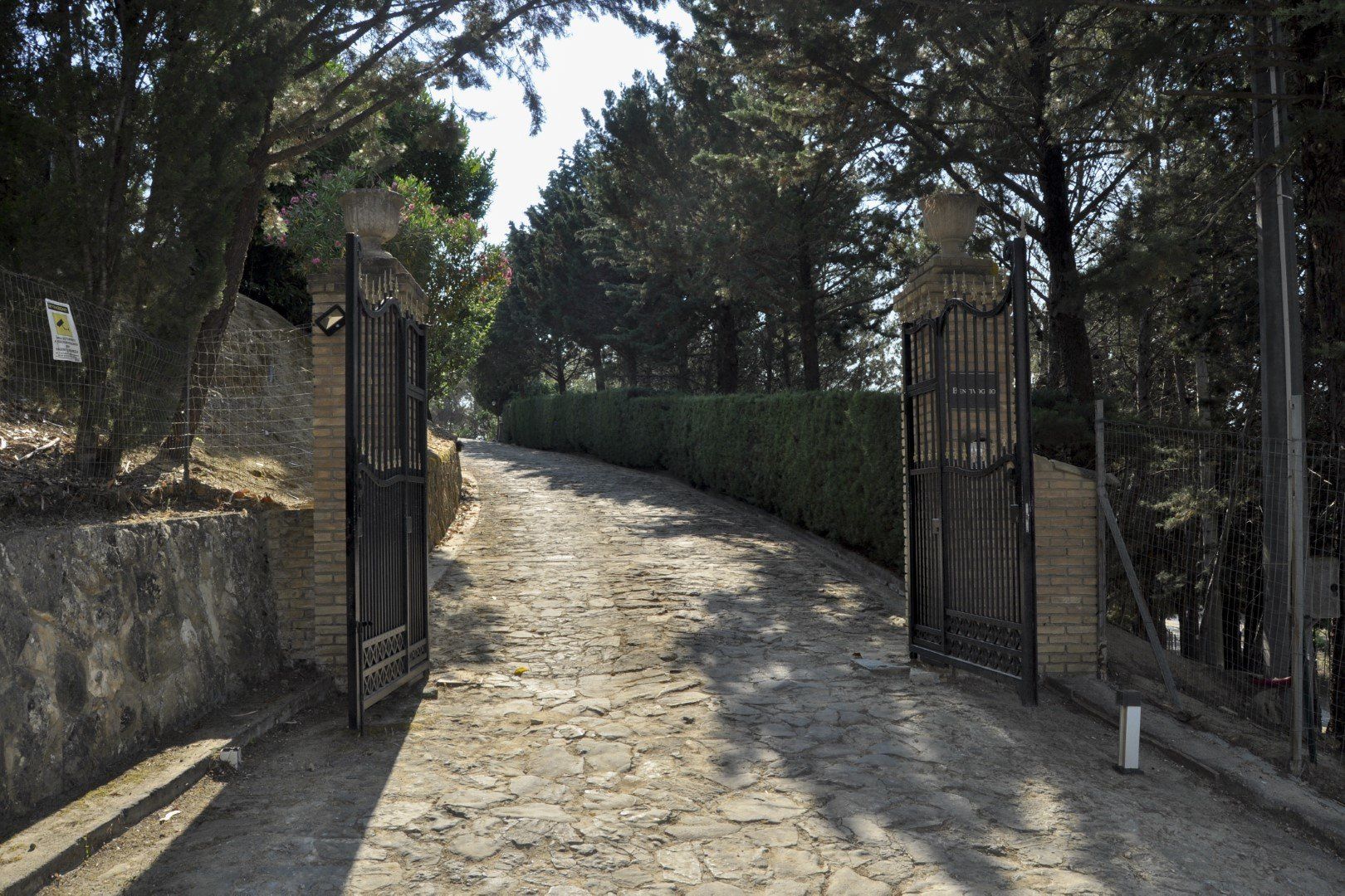 viale all'entrata della villa