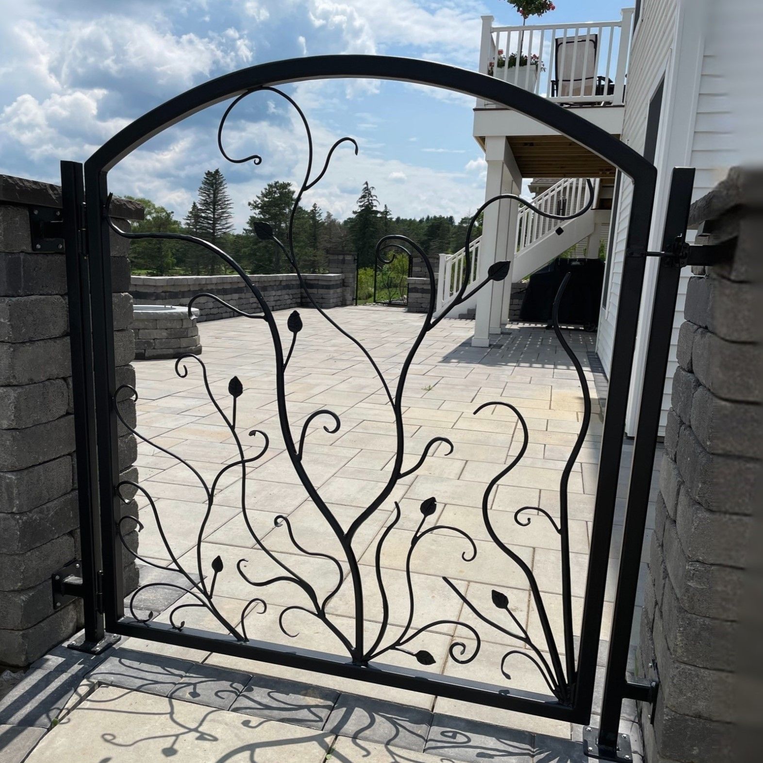 gate with metal plant design