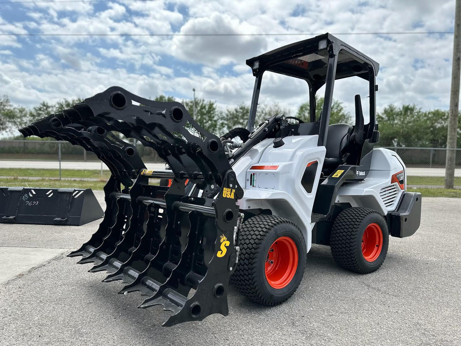 Stinger Attachments | CCG Compact Tractor Clam Grapple