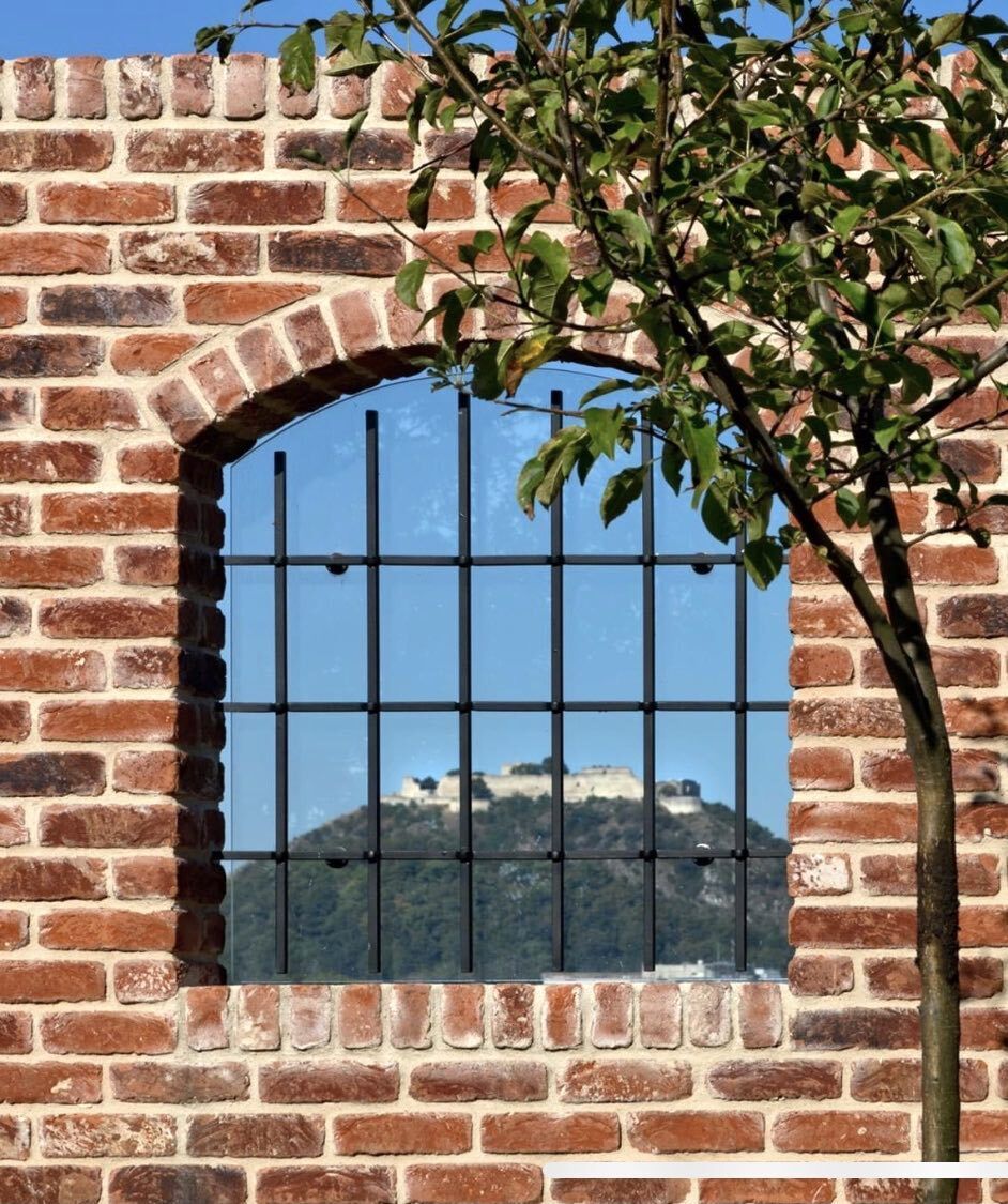 Ziegelmauer mit Fensterbogen