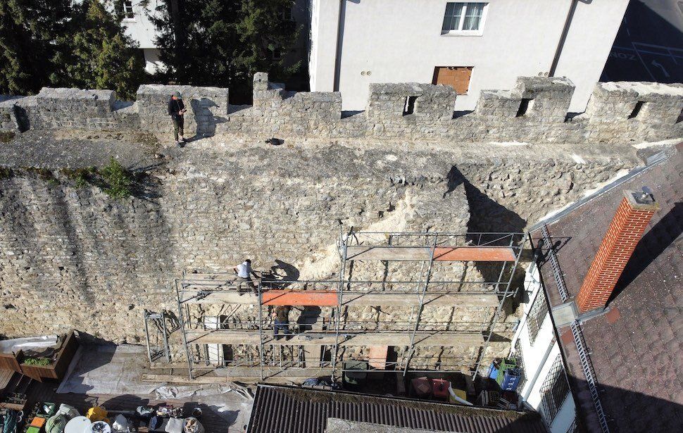 Baustelle mit Fassade und Gerüst