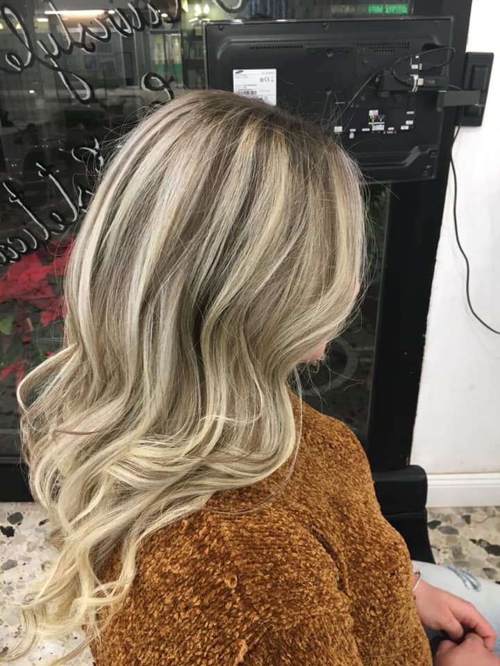 Capelli con mèche ondulati