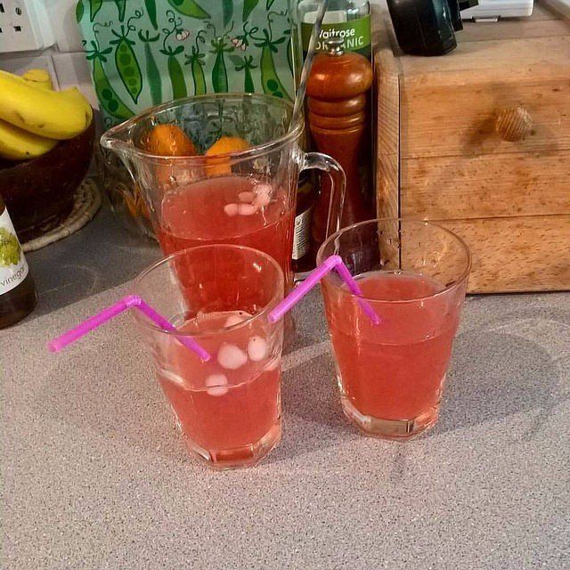 Jarra y 2 vasos de limonada rosada