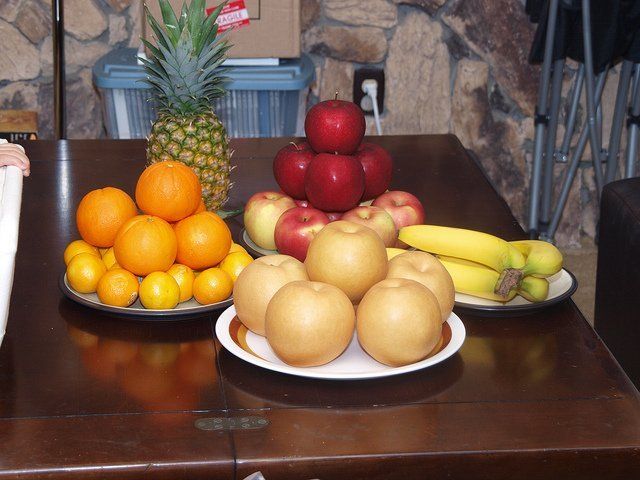 Conjunto de frutas frescas variadas sobre una mesa