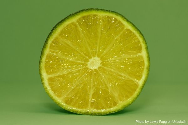 Acercamiento a un limón verde cortado
