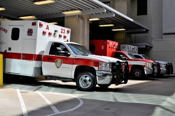 Vista de varias ambulancias parqueadas en hospital
