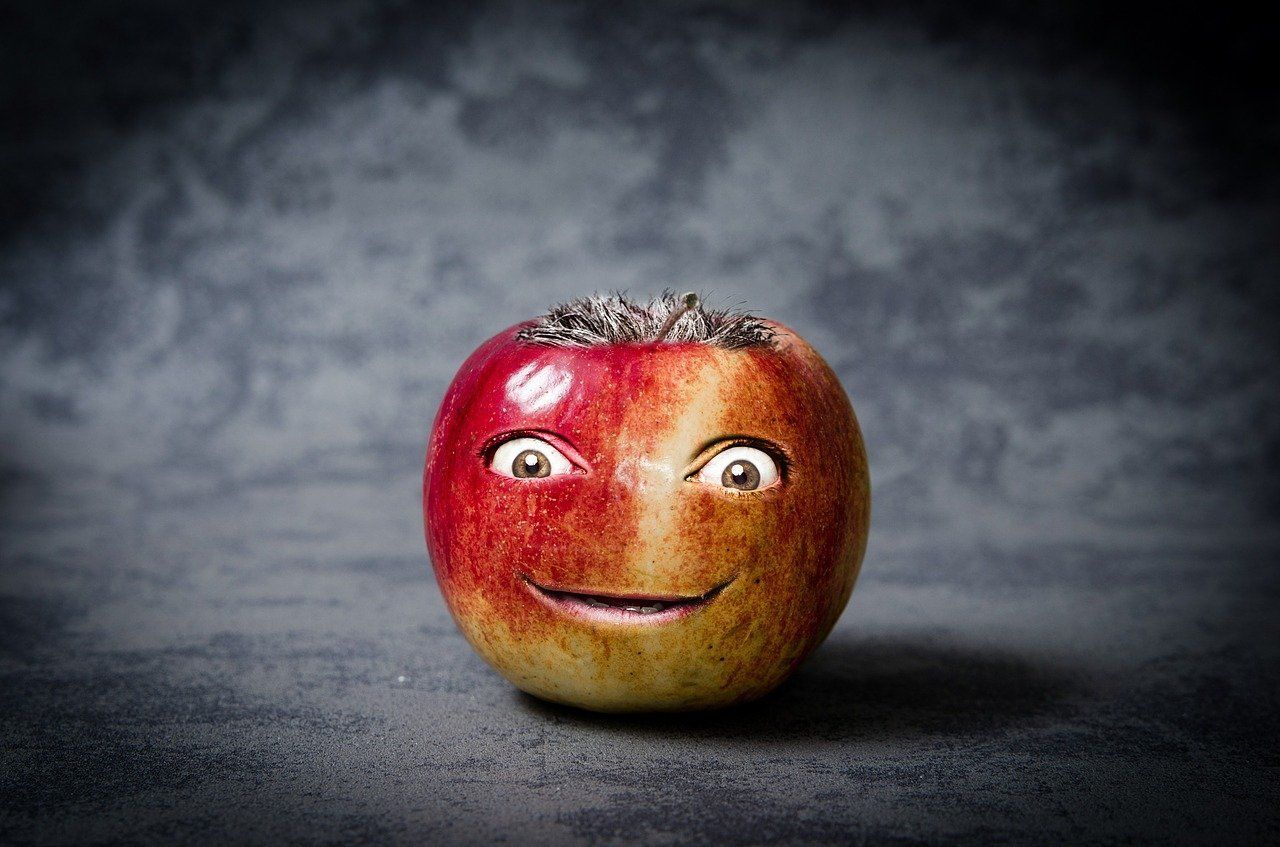 una manzana con cara pintada