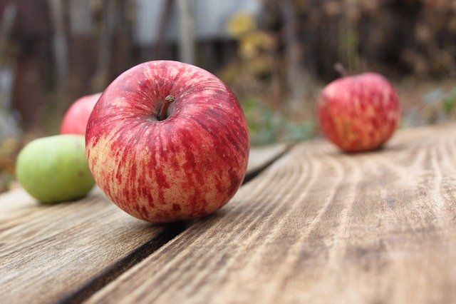 Acercamiento a manzanas sobre una mesa