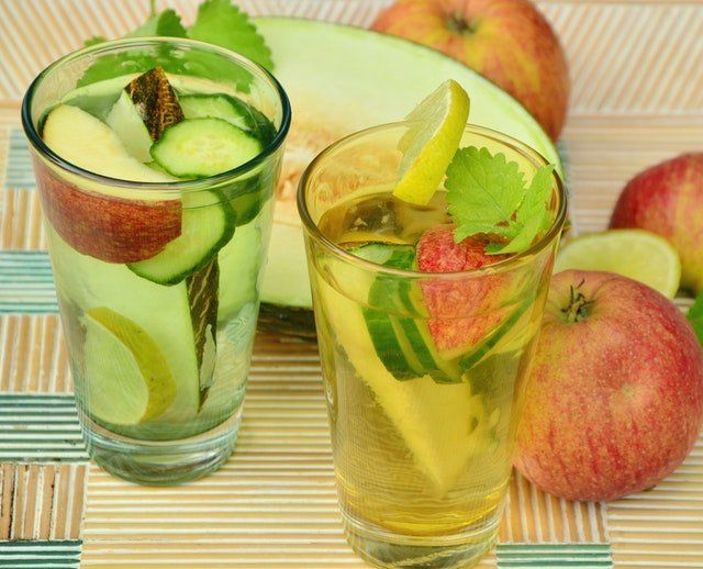 2 vasos con bebidas refrescantes de frutas