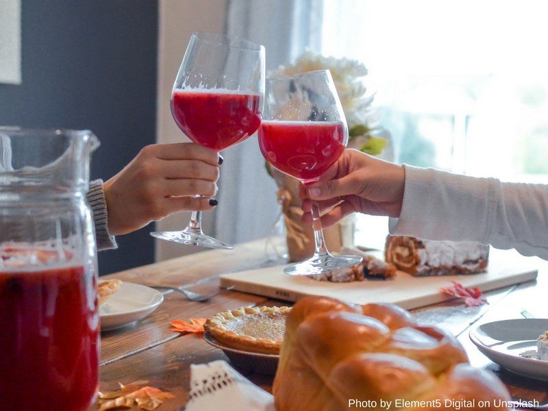 Brindis con copas de jugo de frutas