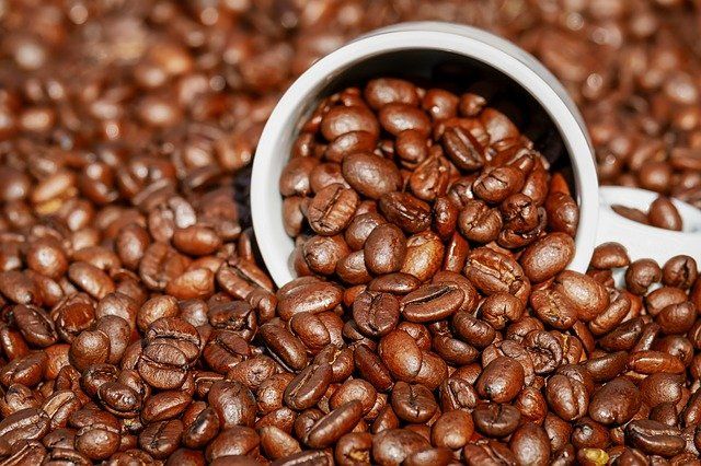 Acercamiento a granos de café tostado