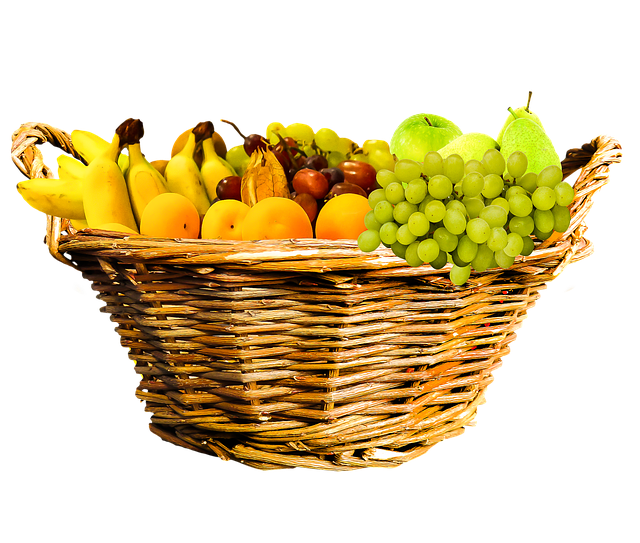 Canasto con frutas variadas: banano, melocoton, uvas, manzanas