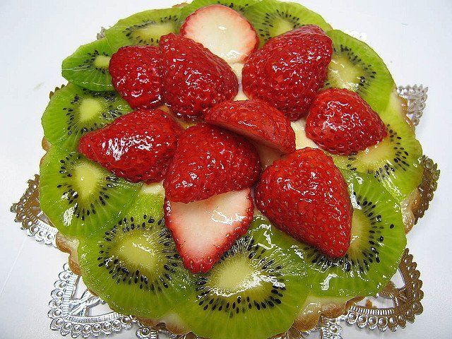 plato de fresas y kiwis