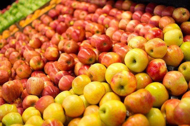 Acercamiento a manzanas enteras en una laza de mercado