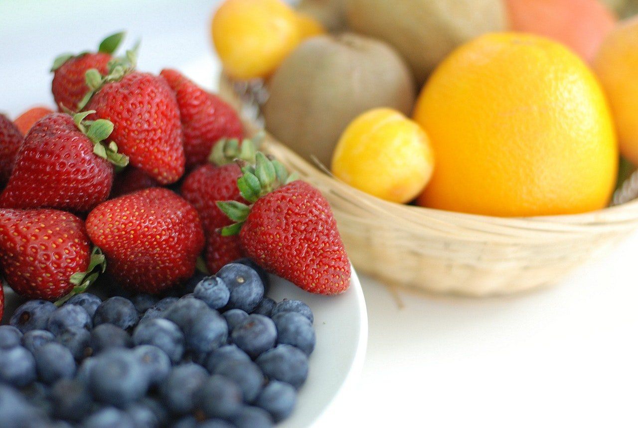 canastillas con frutas: fresas, limones, arándanos