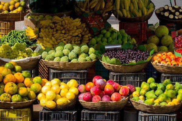 Puesto de frutas en plaza de mercado