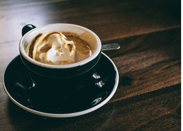 helado blanco y chocolate en copa azul