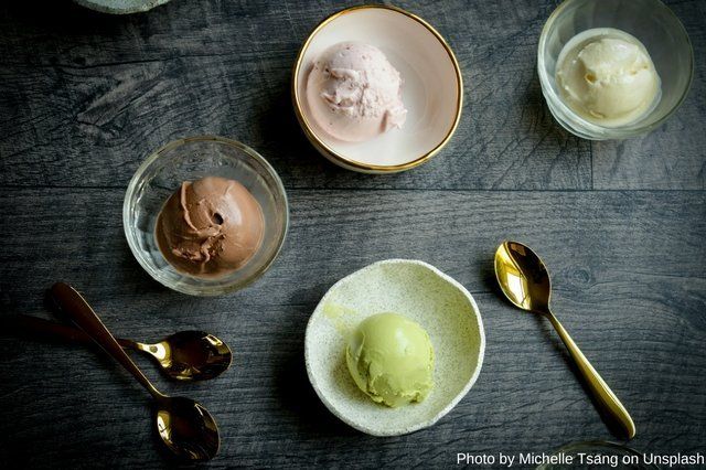 4 recipientes com bolas de helado de diferentes colores