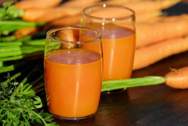 acercamiento a 2 vasos de jugo de zanahoria