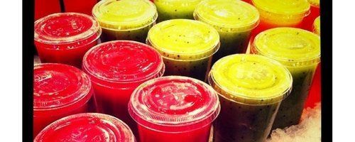 vasos con jugo de frutas verdes y rojas