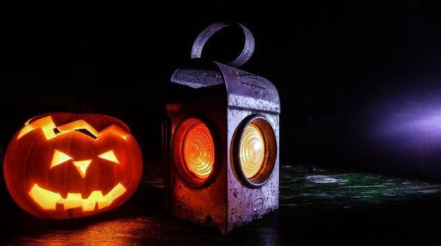 Calabaza de Halloween iluminada y linterna al lado