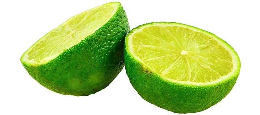 Limón verde partido por mitad