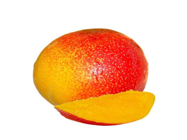 Acercamiento a un mango con na tajada cortada