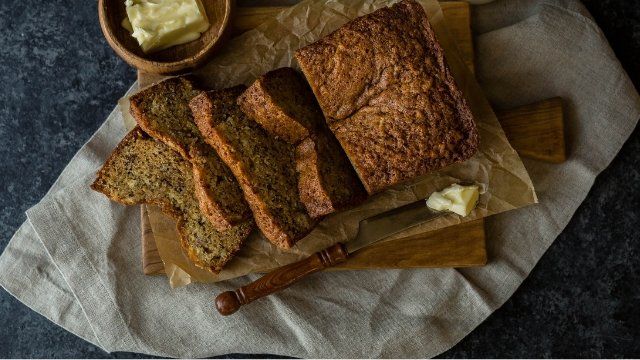 Vista de un pan de banano con rebanadas cortadas