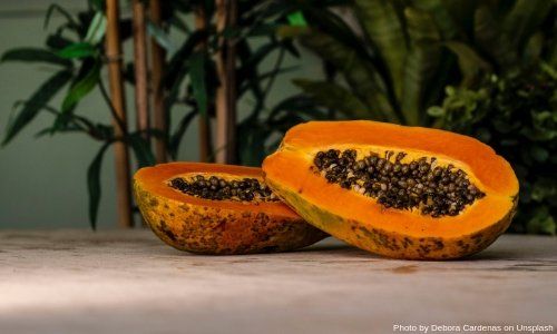 Papaya abierta por mitad