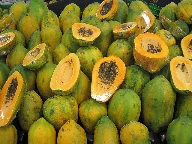 conjunto de papayas enteras con algunas cortadas