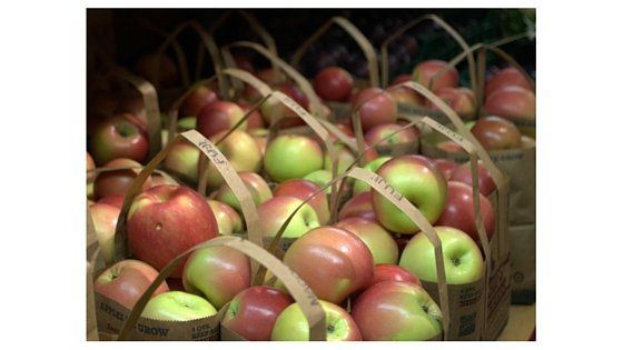 paquetes de manzanas rojas y verdes