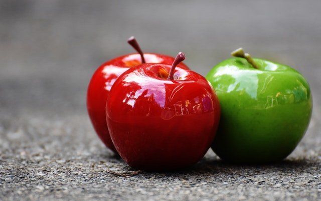 Manzanas rojas y verdes enteras