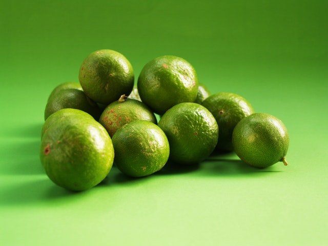 Conjunto de limones verdes enteros