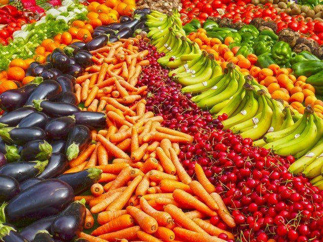 Vista de puesto de plaza com frutas y vegetales