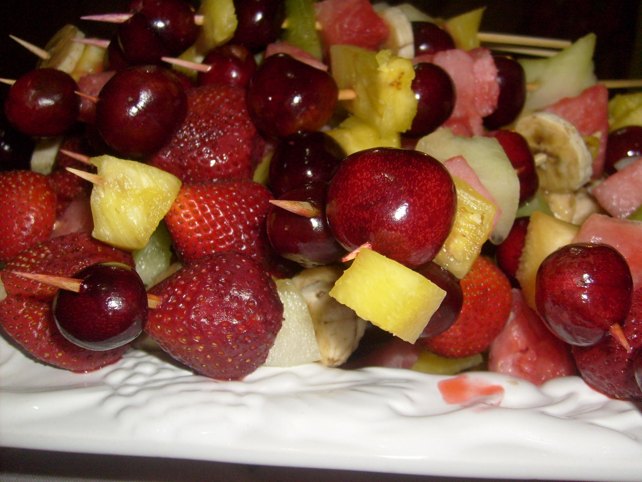 pincho de frutas frescas en closeup