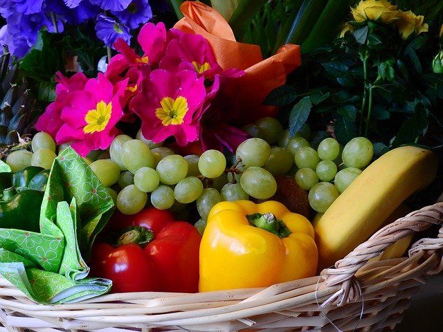 Frutas y vegetales con flores