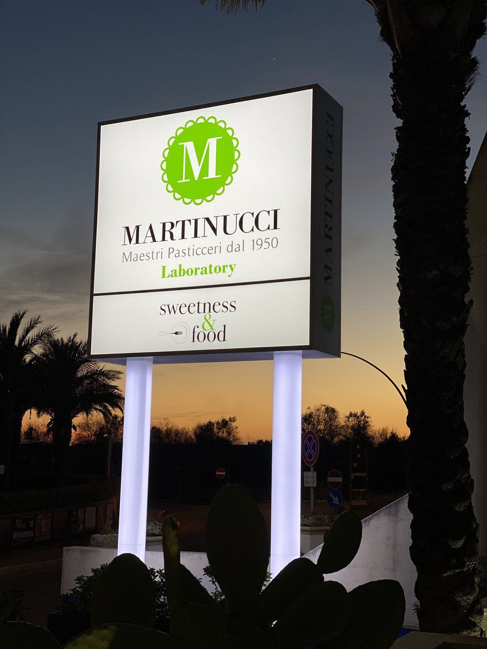 insegna luminosa Martinucci