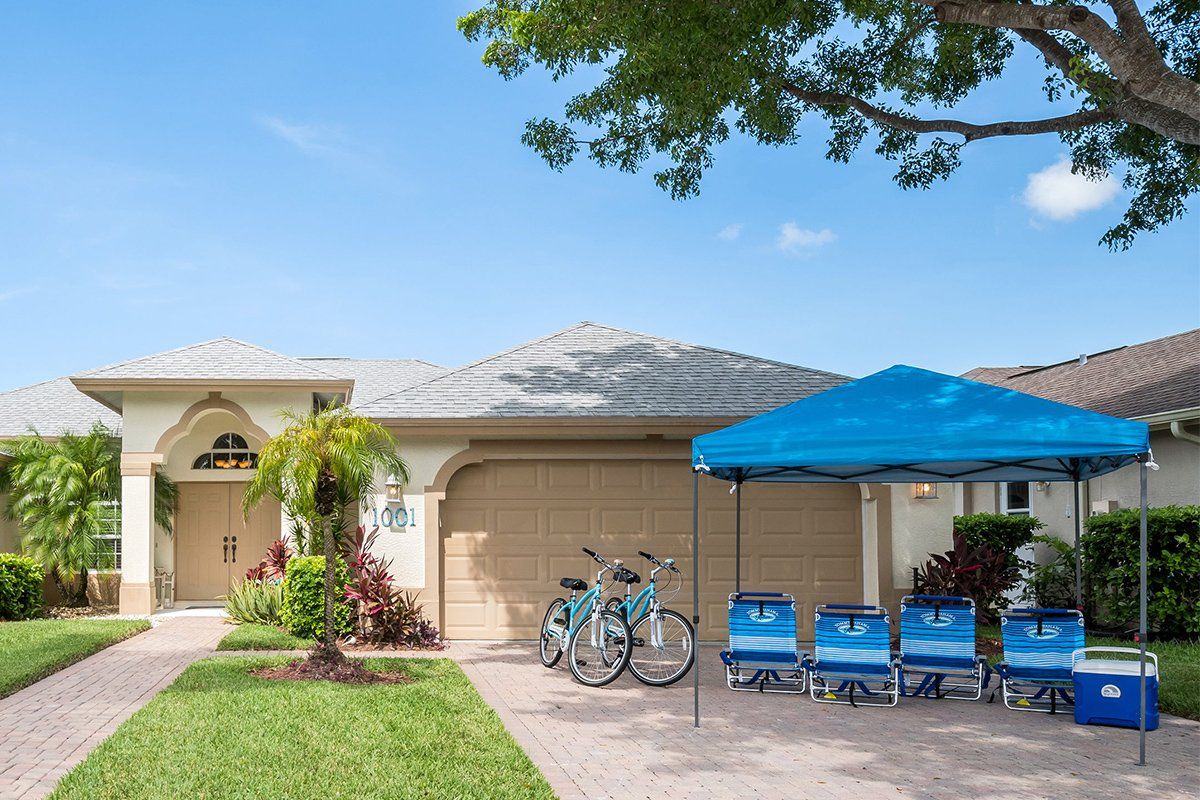 Double garage, bicycles, sun loungers, sunshade and cooler at Naples Lake View, Briarwood, Florida