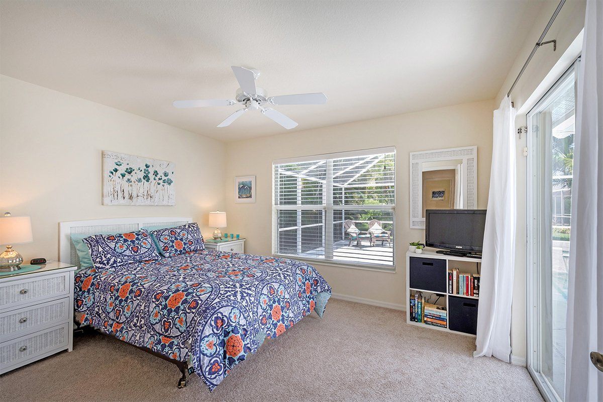 Queen bedroom at Naples Lake View, Briarwood, Florida