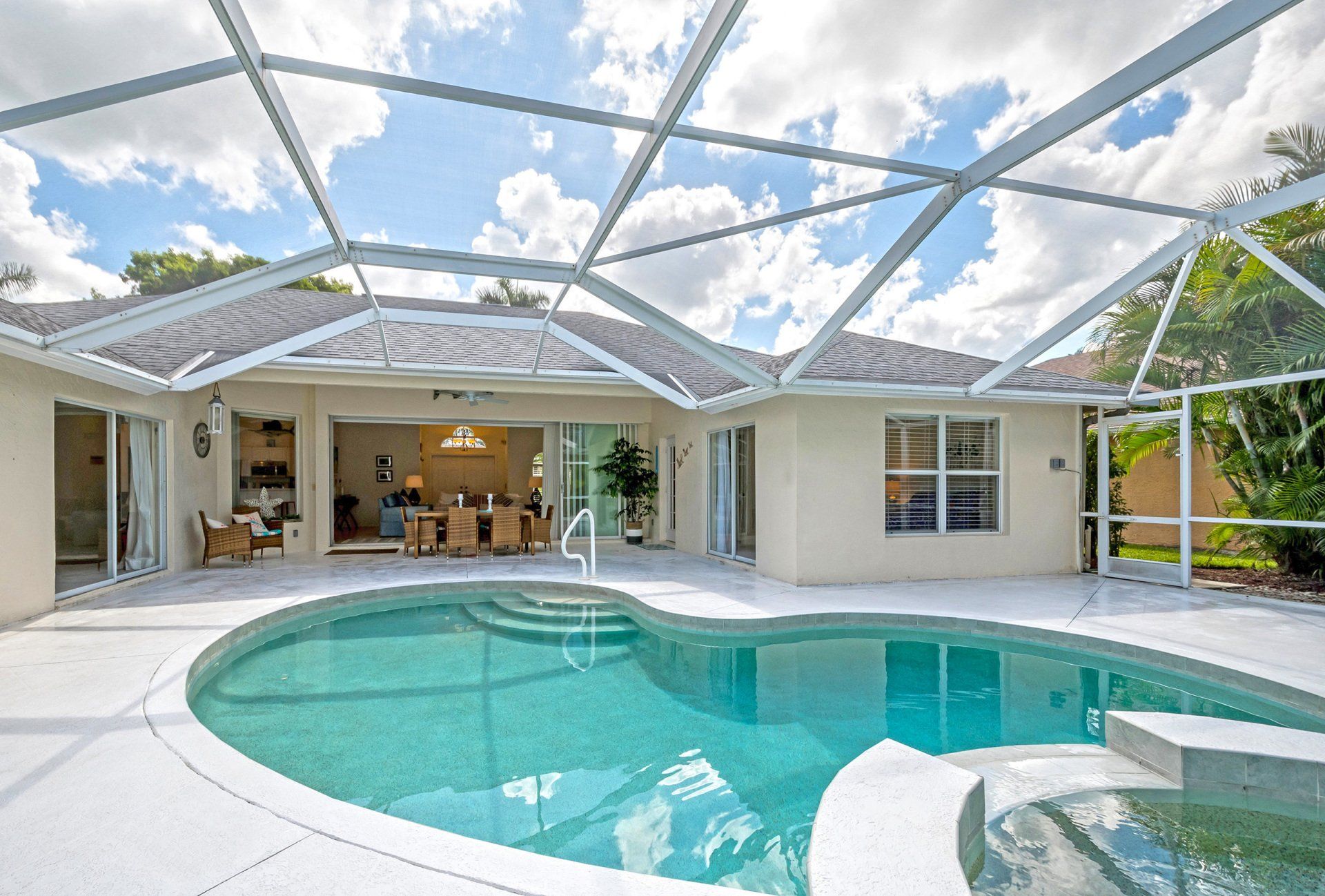 Schwimmbad mit Spa in Naples Lake View, Florida