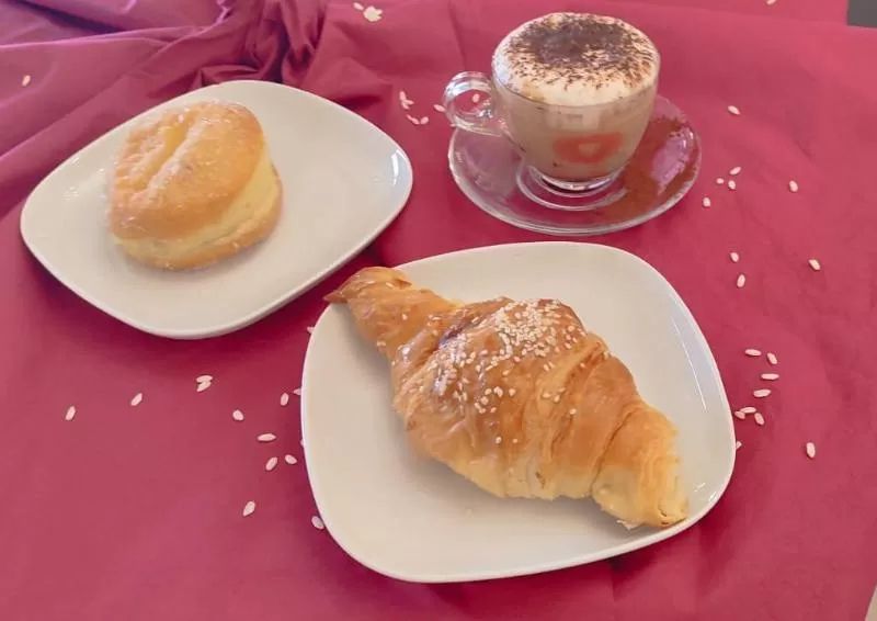 caffé, bombolone alla crema e cornetto