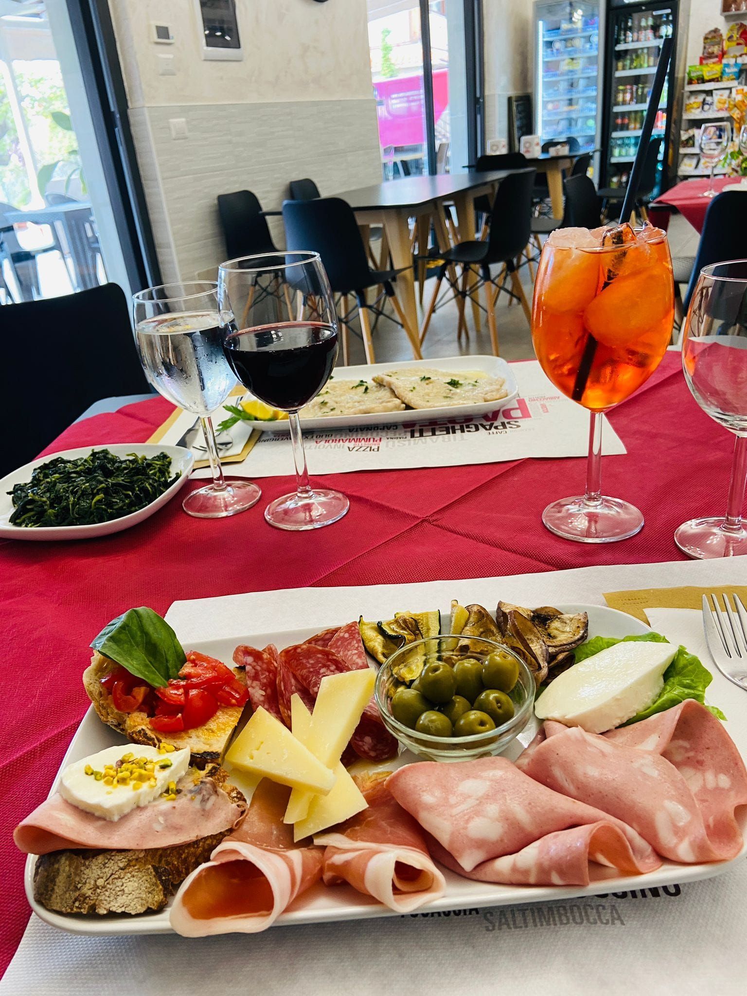 Aperitivo con piatto di salumi e formaggi altre specialità